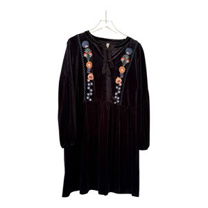 EUC Women's Black Velvet Floral Embroidered Dress Size Large